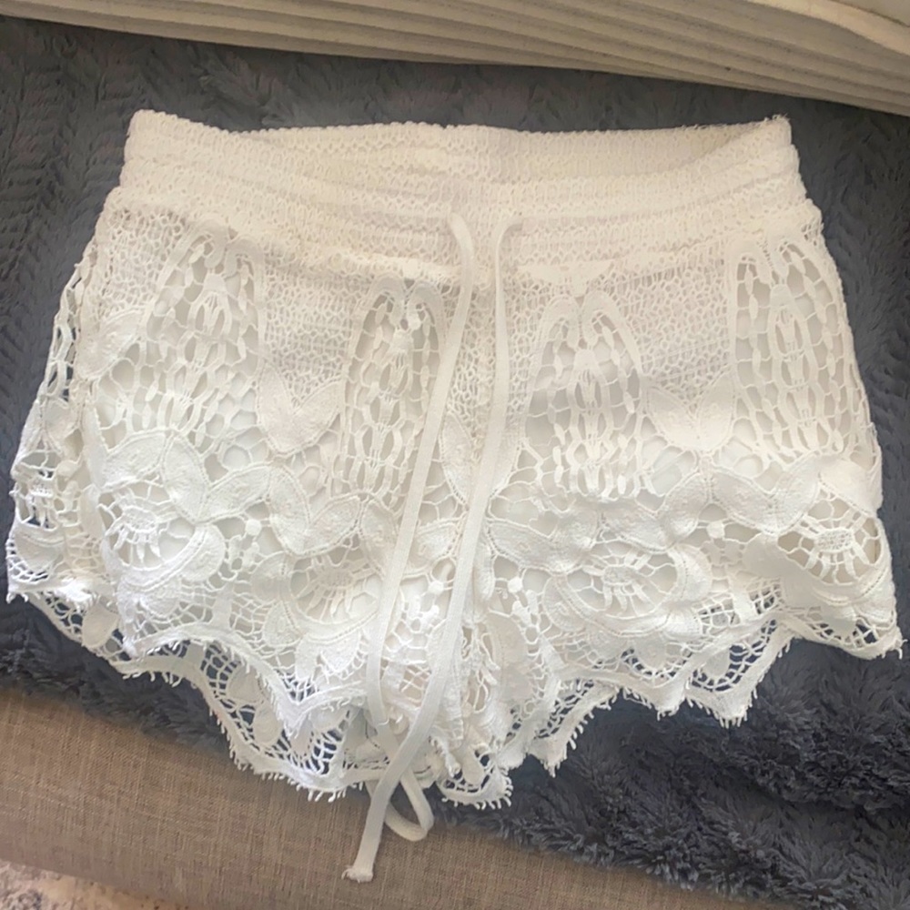 WHITE LACE SHORTS